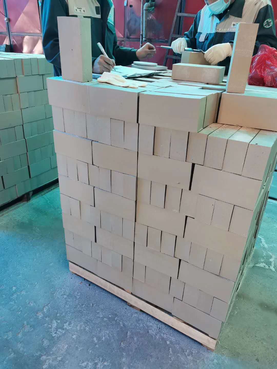 65厚耐酸磚今年處于一直是缺貨狀態(tài)，而且價格高，那么為什么會出現(xiàn)這種情況